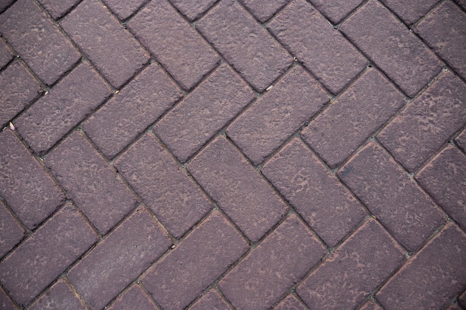 Nově položená zámková dlažba do vzoru rybina