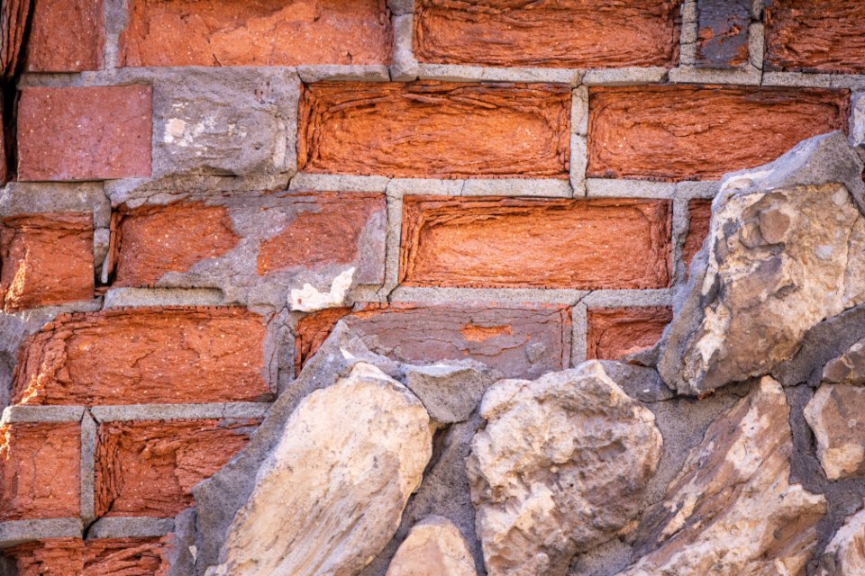Detail smíšeného zdiva z cihel a lomového kamene